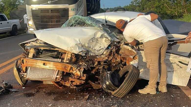 Ve&iacute;culo ficou totalmente destru&iacute;do