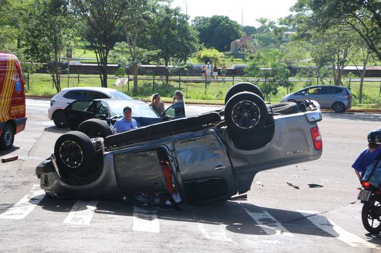 Bombeiros atendem as v&iacute;timas - 