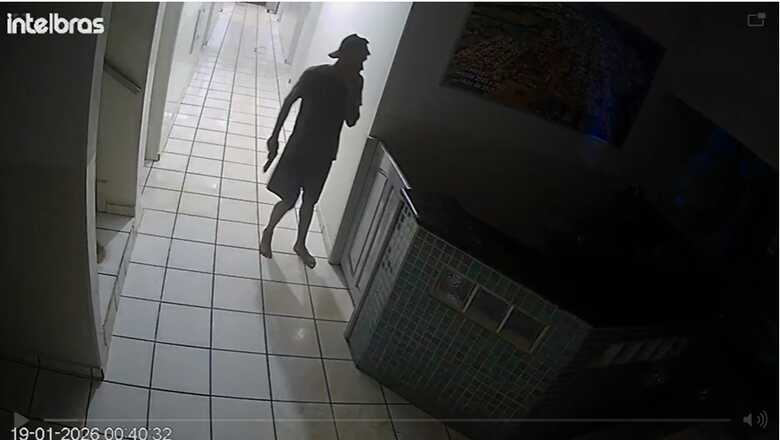 Suspeito no momento que invadiu o pr&eacute;dio da prefeitura
