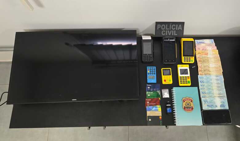 Dinheiro e outras coisas foram apreendidos