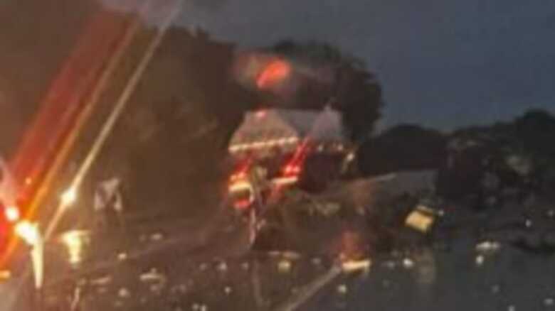 Carro ficou destru&iacute;do na pista