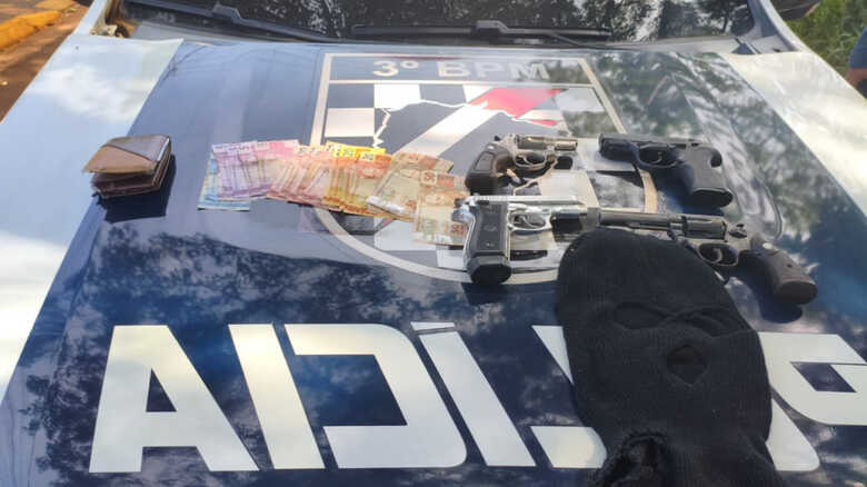 Armamento apreendido com o grupo