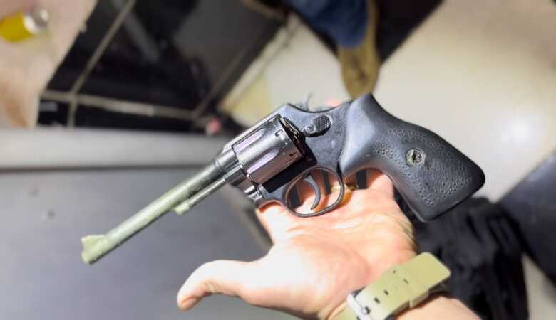 Rev&oacute;lver apreendido pelo GOI