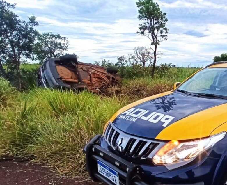 Chevrolet Spin ficou capotado nas margens da rodovia