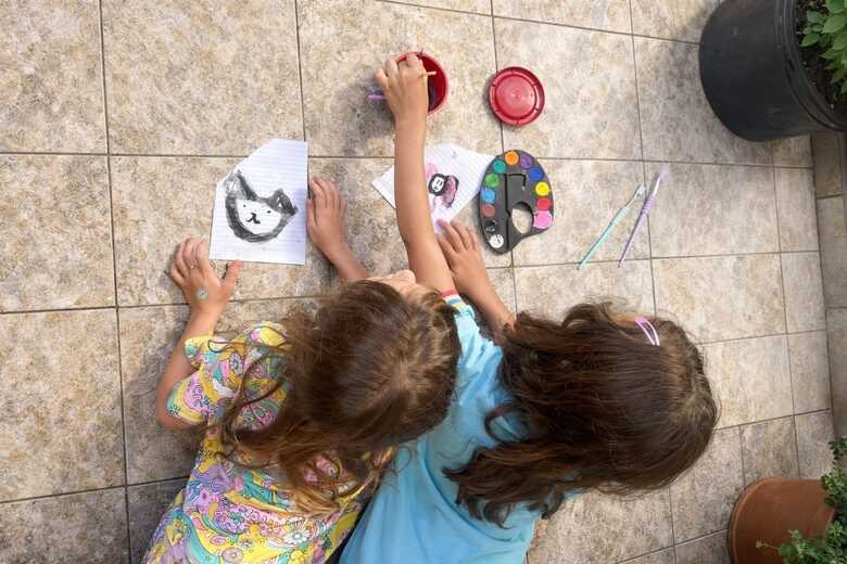 Crian&ccedil;as brincando durante as f&eacute;rias 