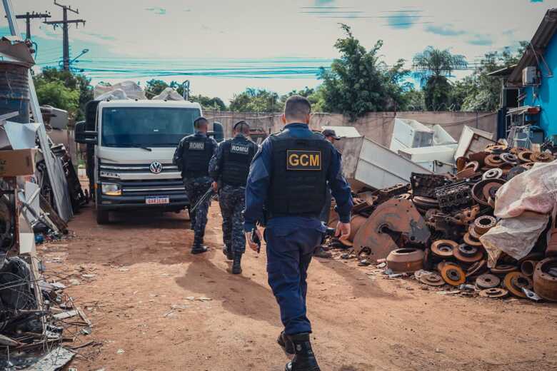 Durante as fiscaliza&ccedil;&otilde;es, foram emitidas cinco notifica&ccedil;&otilde;es administrativas por aus&ecirc;ncia de livro de registro obrigat&oacute;rio