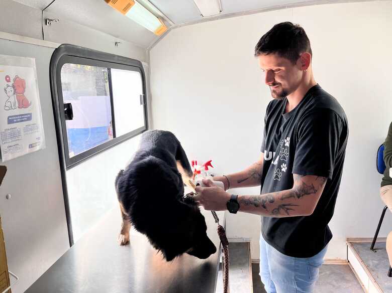 A a&ccedil;&atilde;o &eacute; voltada principalmente ao controle populacional e &agrave; promo&ccedil;&atilde;o da sa&uacute;de de c&atilde;es e gatos