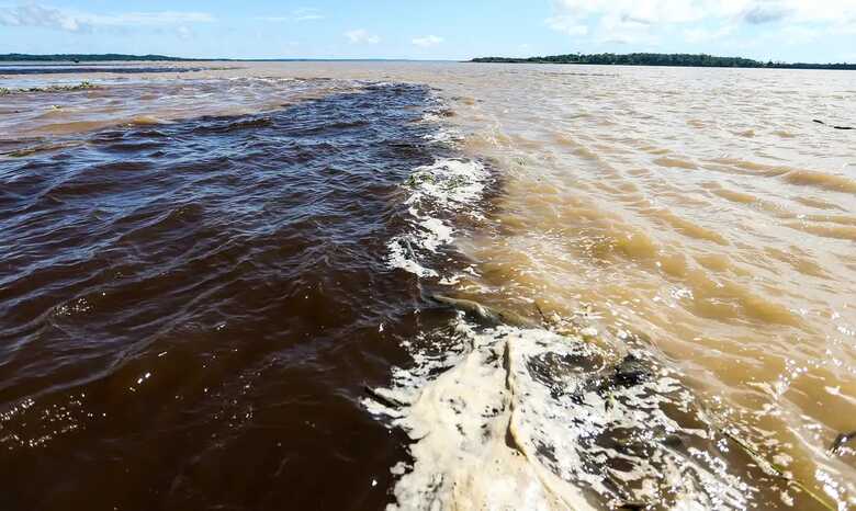 Mergulhadores iniciaram imediatamente as buscas na &aacute;rea do acidente