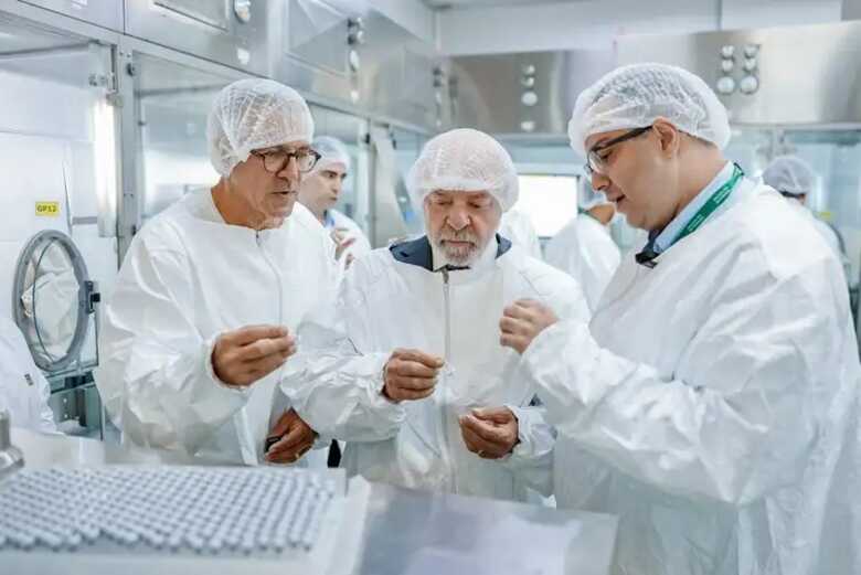 Lula e ministro estiveram no centro de produ&ccedil;&atilde;o do Butantan