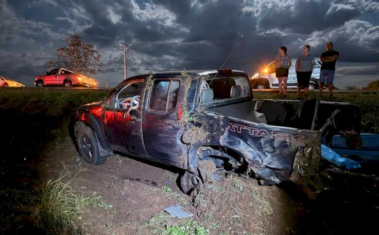 Caminhonete ficou bastante danificada no acidente