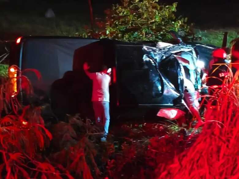 Ve&iacute;culo ficou completamente destru&iacute;do