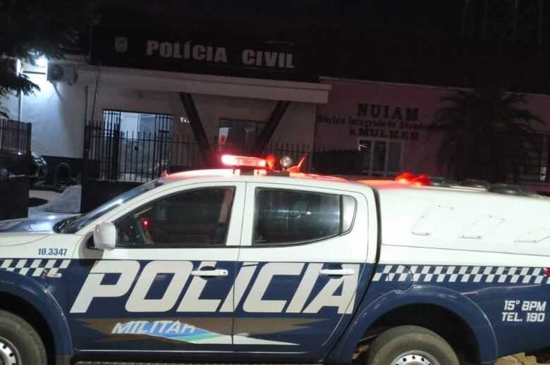 Pol&iacute;cia Militar na sede da delegacia de Rio Brilhante