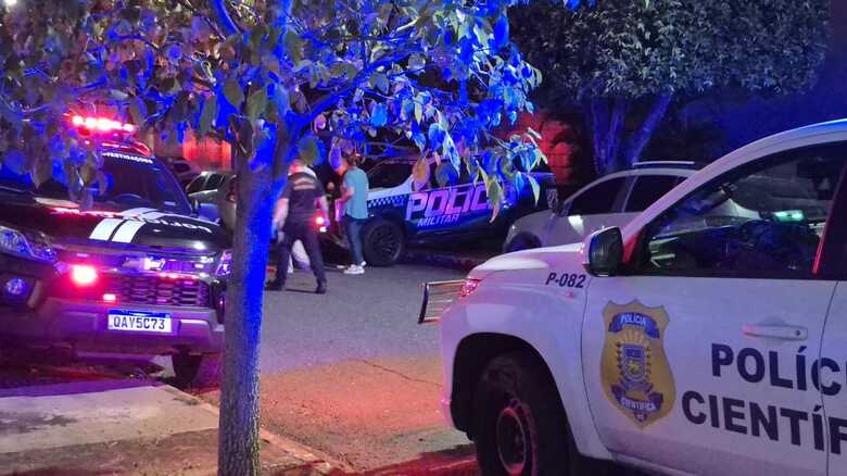 A v&iacute;tima estava ca&iacute;da em uma &aacute;rvore, na cal&ccedil;ada da Rua Vinte e Quatro de Outubro