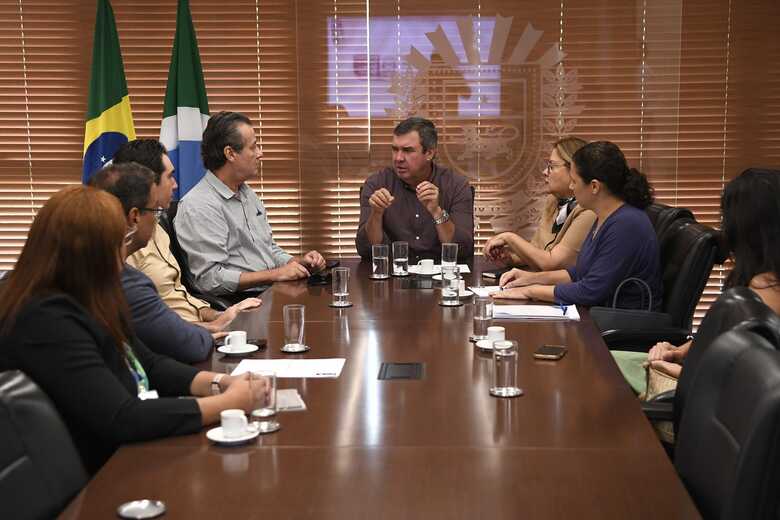 Assinatura aconteceu durante reuni&atilde;o