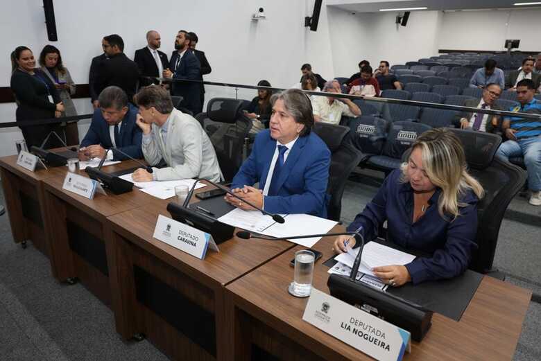 Deputados durante sess&atilde;o plen&aacute;ria da Assembleia Legislativa  