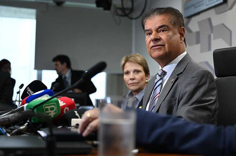 Senadora Tereza Cristina e o presidente da CRE, Nelsinho Trad, em entrevista coletiva 