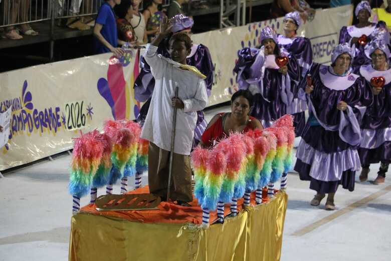 Herdeiros do Samba abriu a noite de desfile com enredo de crian&ccedil;as em vulnerabilidade