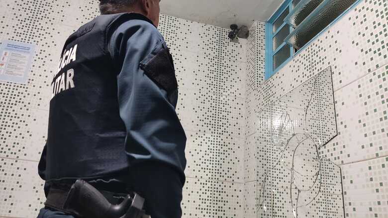 C&acirc;mera dentro do banheiro feminino da escola