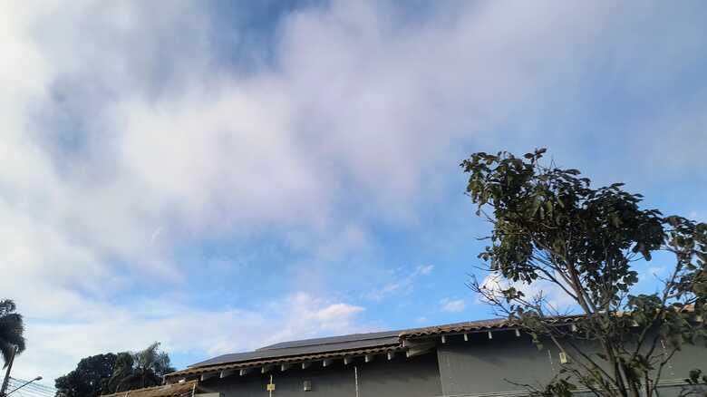 C&eacute;u amanheceu com algumas nuvens em Campo Grande