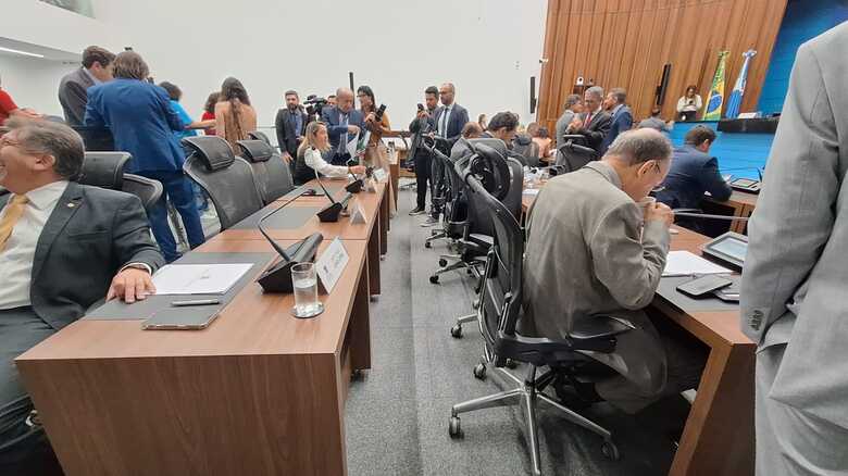 Mudan&ccedil;a reorganiza for&ccedil;as na Casa de Leis