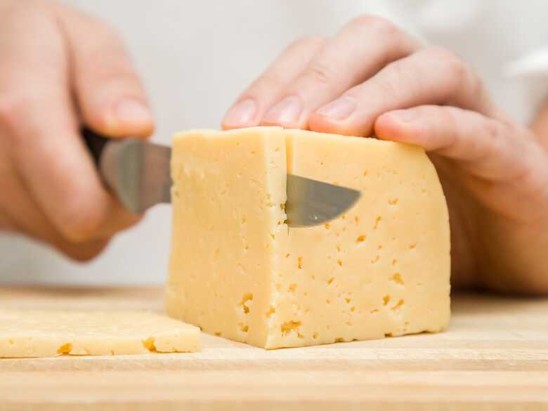 Peda&ccedil;o de queijo n&atilde;o caiu bem para o homem