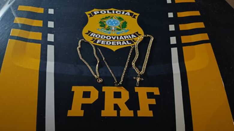 Joias apreendidas pela pol&iacute;cia com a suspeita