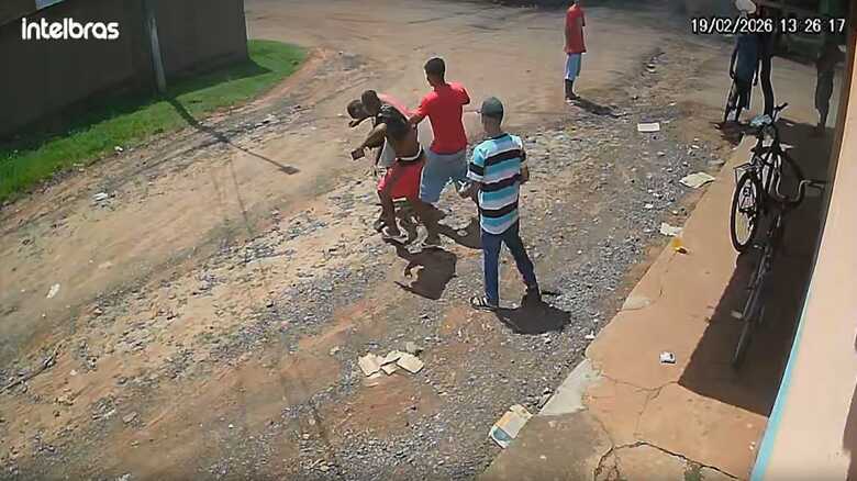 Agress&otilde;es aconteceram em frente a uma conveni&ecirc;ncia