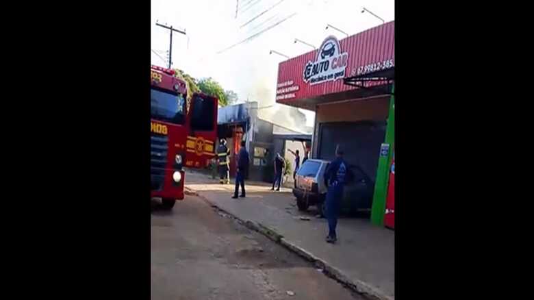 Chamas foram contidas pelo Corpo de Bombeiros