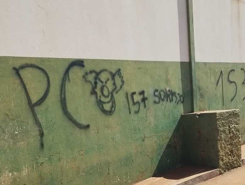 Picha&ccedil;&otilde;es com ins&iacute;gnia de fac&ccedil;&atilde;o - Foto: Reprodu&ccedil;&atilde;o