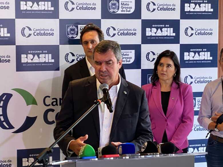 Eduardo Riedel discursando durante evento 