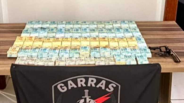 Quantia apreendida na casa de um dos suspeitos