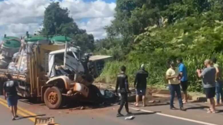 Um dos caminh&otilde;es ficou entre as duas pistas