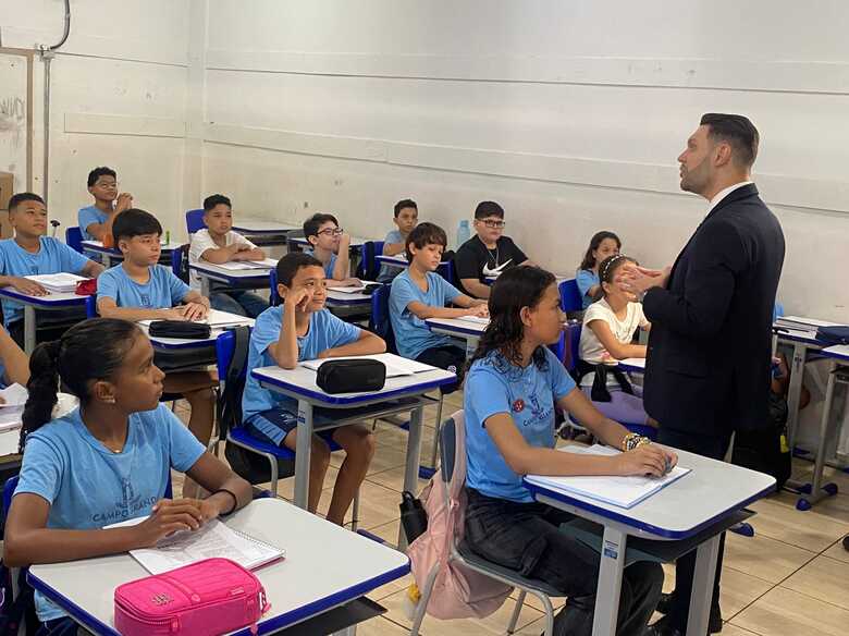 Lucas Bitencourt em visita a Escola Jo&atilde;o de Paula Ribeiro 
