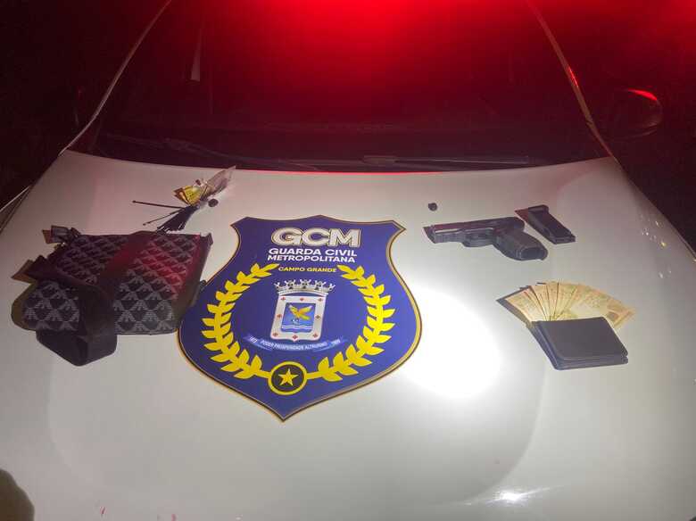 Objetos apreendidos com o suspeito