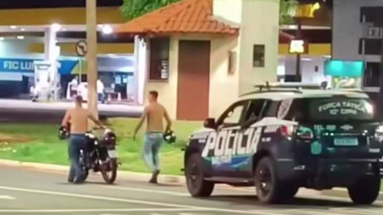 Ambos foram abordados e a moto foi recolhida pela For&ccedil;a T&aacute;tica
