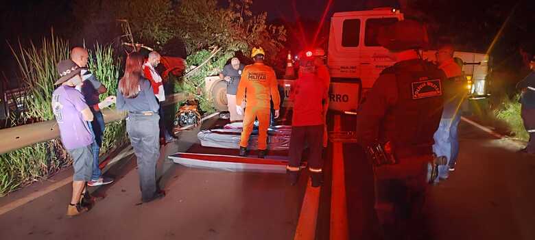 Bombeiros precisaram retirar a v&iacute;tima da cabine do caminh&atilde;o