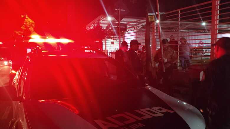 Autoridades se encontram pelo local