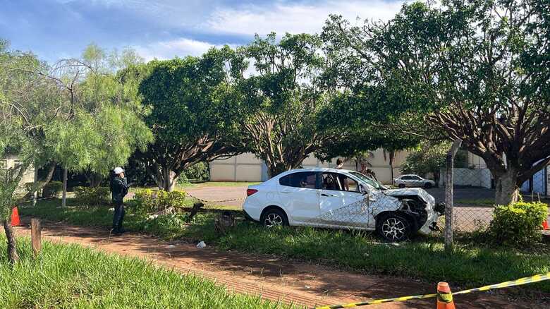Carro se chocou contra uma &aacute;rvore