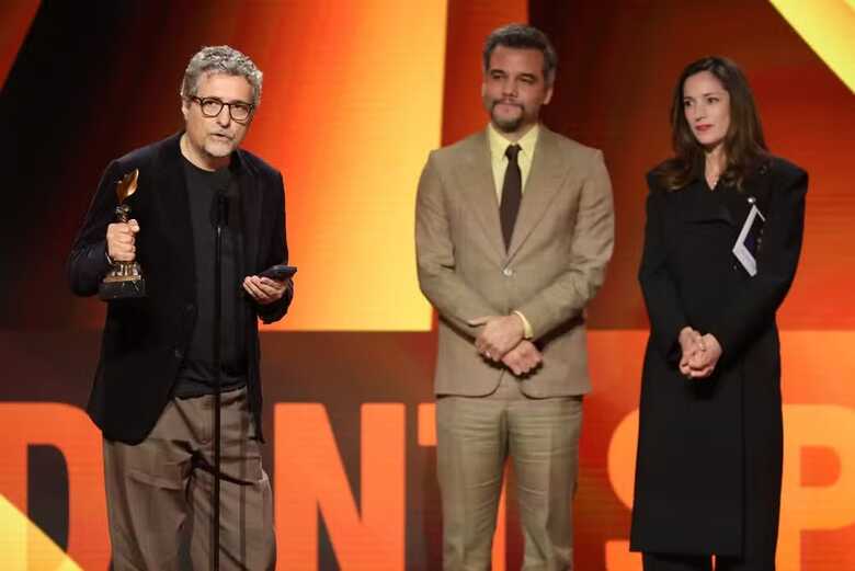 Diretor e elenco do longa ao receber o pr&ecirc;mio no&nbsp;&nbsp;Independent Spirit Awards