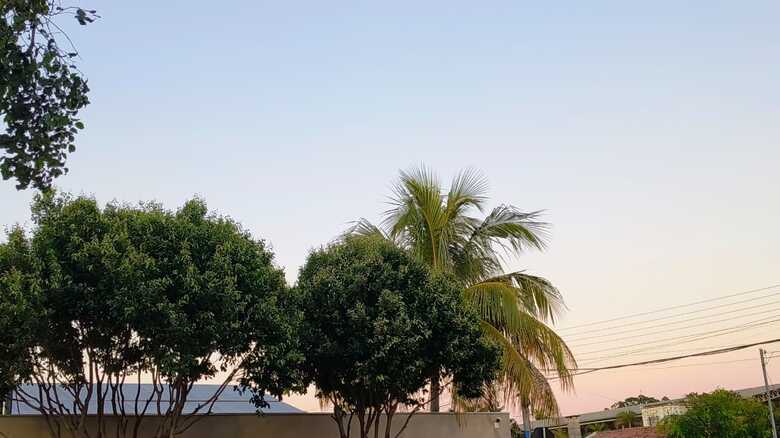 Dia amanheceu sem nuvens em Campo Grande