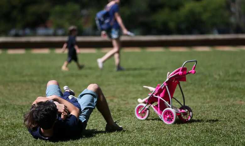 Pai brincando com crian&ccedil;a em parque