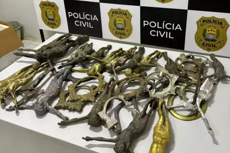 Os objetos foram recuperados pelas autoridades