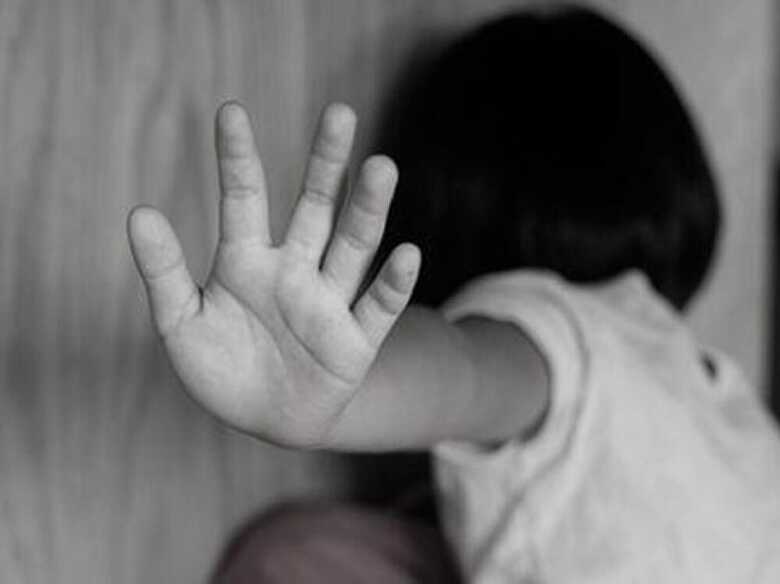 Crian&ccedil;a v&iacute;tima de maus-tratos | Imagem ilustrativa