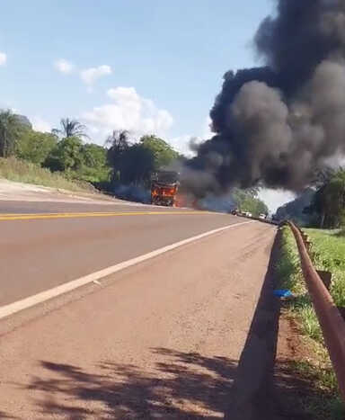 &Ocirc;nibus foi tomado pelas chamas