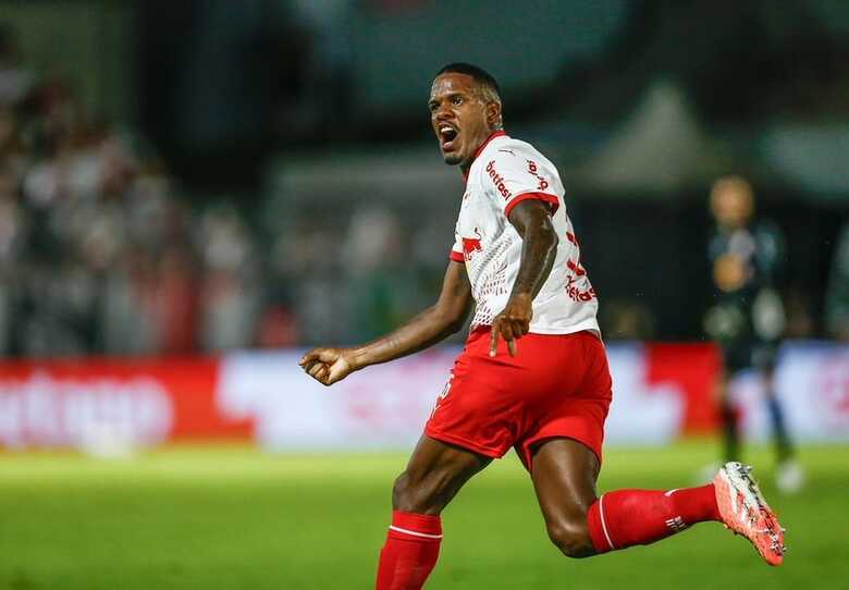 Zagueiro em atua&ccedil;&atilde;o pelo RB Bragantino