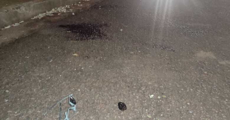 Marcas de sangue ficaram pelo local do crime em Rio Brilhante