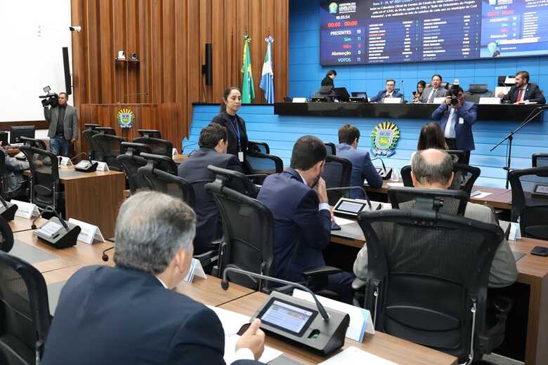 Assembleia Legislativa de Mato Grosso do Sul   Veja mais no site da ALEMS: https://www.al.ms.gov.br/Noticias/144267/alems-publica-edital-de-concurso-com-remuneracao-inicial-de-ate-r-8-mil