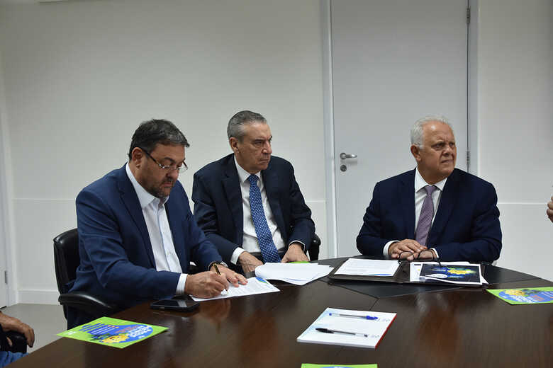 Assinatura do termo com Sergio Longen, Fl&aacute;vio Kayatt e o deputado Paulo C&ocirc;rrea
