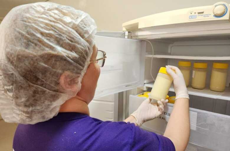 O leite humano &eacute; testado, pasteurizado e distribu&iacute;do &agrave;s UTIs neonatais