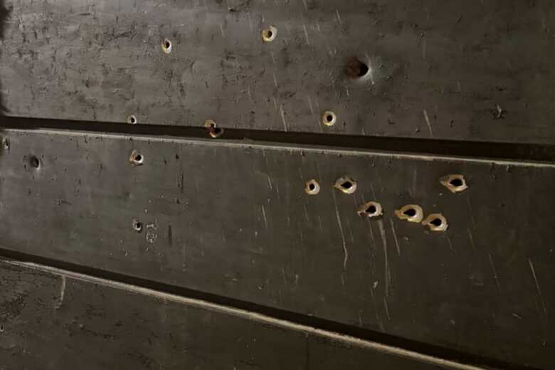 Marcas de tiros no port&atilde;o da resid&ecirc;ncia